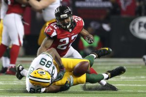Keanu Neal makes the tackle on Jared Cook in NFC championship 