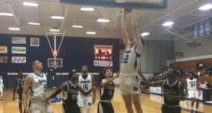 Santa Fe player dunks ball