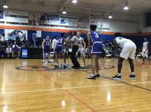 basketball teams go for jump ball