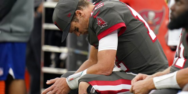 Buccaneers quarterback Brady on bench