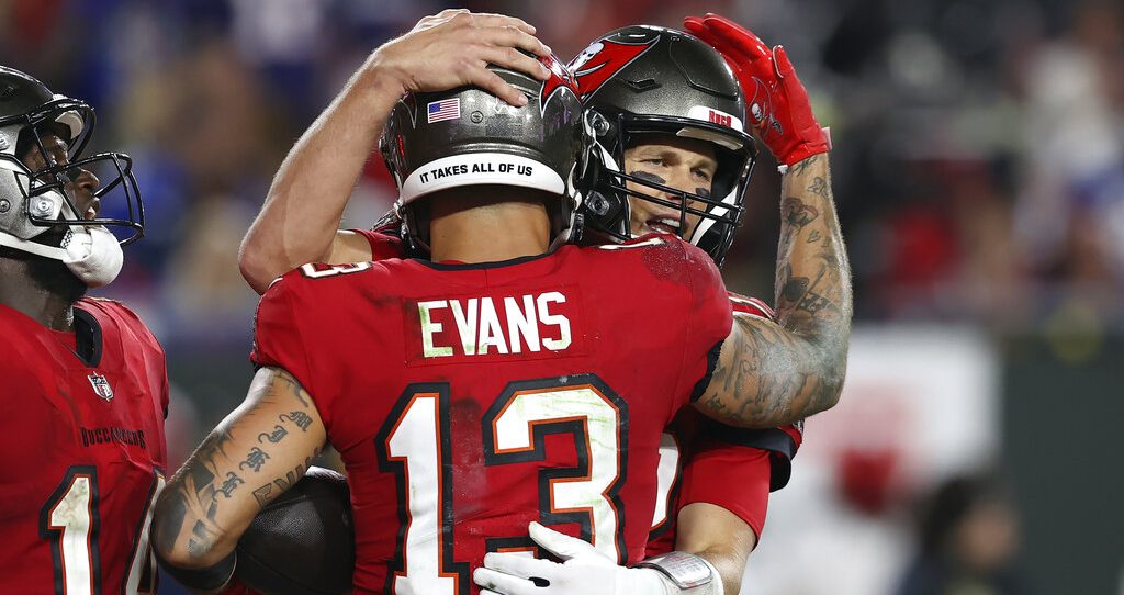 Photos: Bucs defeat Giants on Monday Night Football