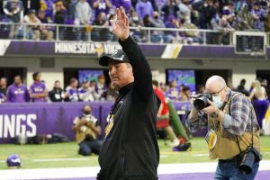 Mike Zimmer last game as Minnesota head coach waves to fans