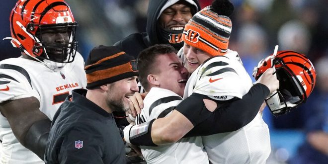 Joe Burrow and the Cincinnati Bengals celebrate game winning field goal