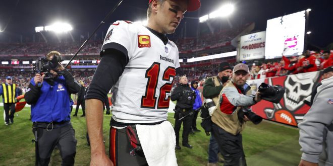 Tom Brady walks off field after loss to Rams