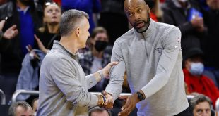 Orlando Magic and Chicago Bulls coach shake hands