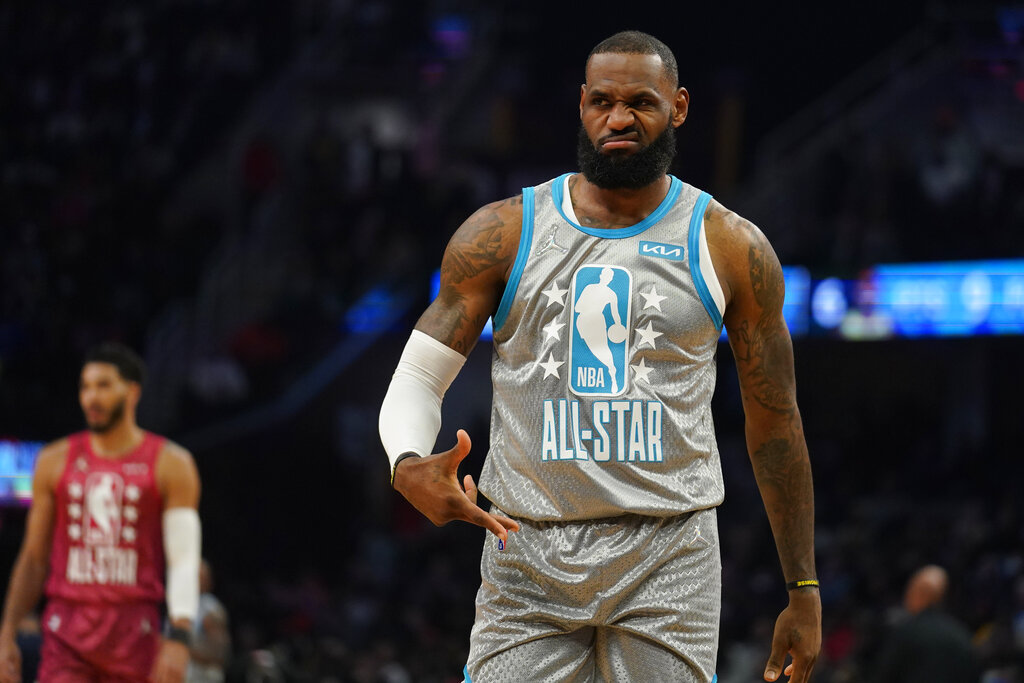 Giannis antetokounmpo and lebron james will be the captains in the 2023 all  star game T-Shirt - Peanutstee