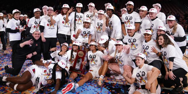 Louisville women's basketball honors 2009 Final Four team