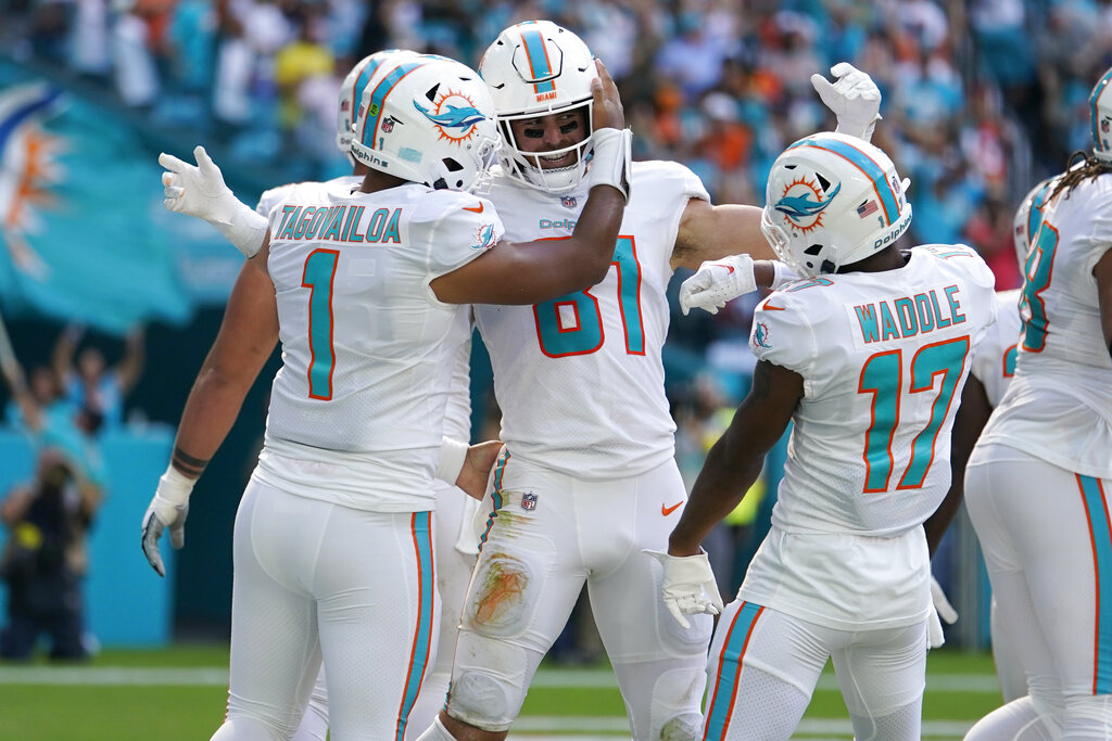 Tua & Hill continue to dominate rivals as Dolphins win big vs Commanders