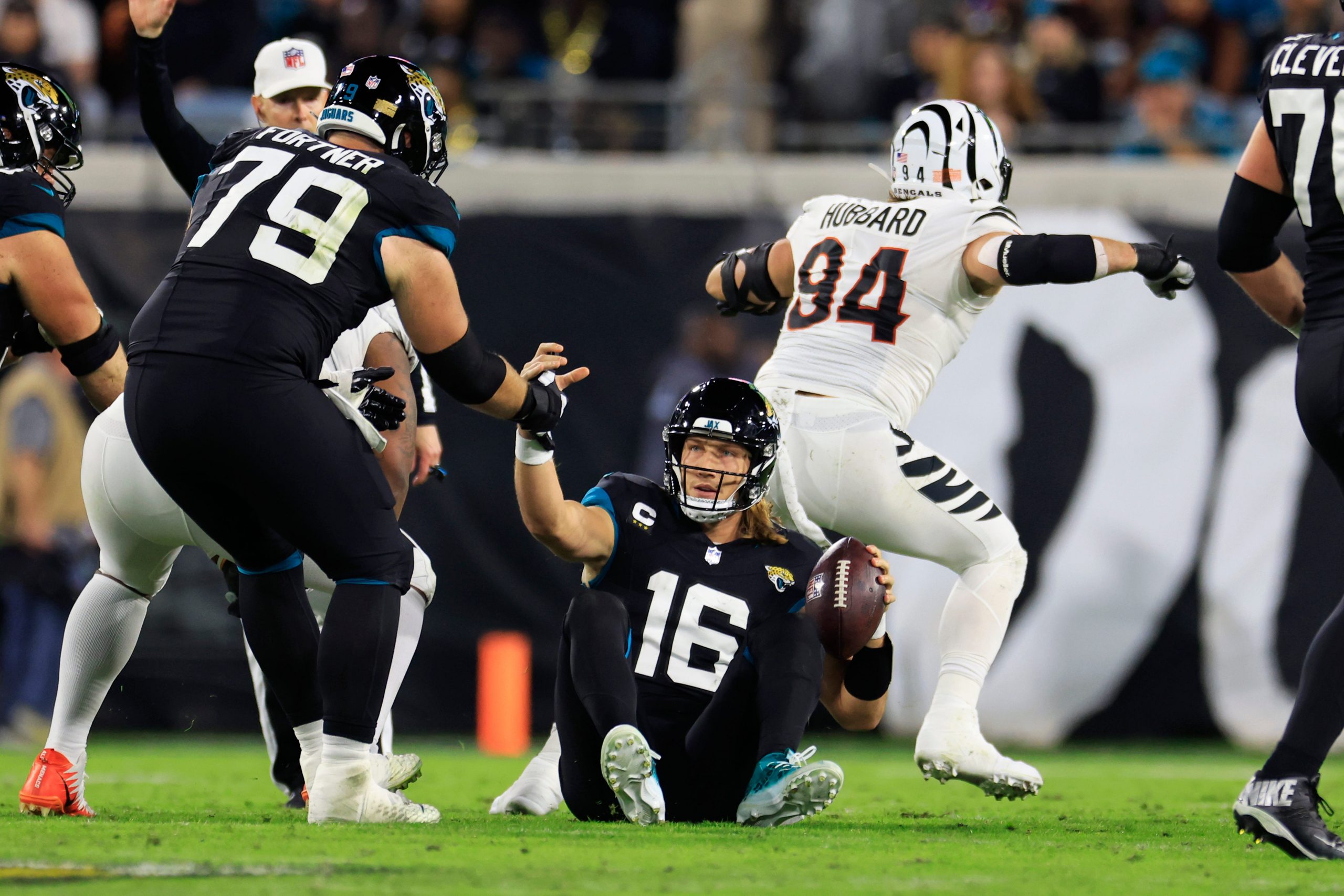 Jaguars' Trevor Lawrence warms up, starts vs. Browns with ankle injury