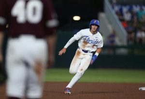 Gators right fielder Tyler Shelnut