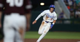 Gators right fielder Tyler Shelnut