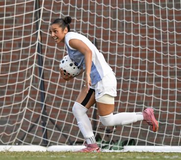 Freshman Kai Tsakiris Shines in Florida Soccer’s Starting Lineup