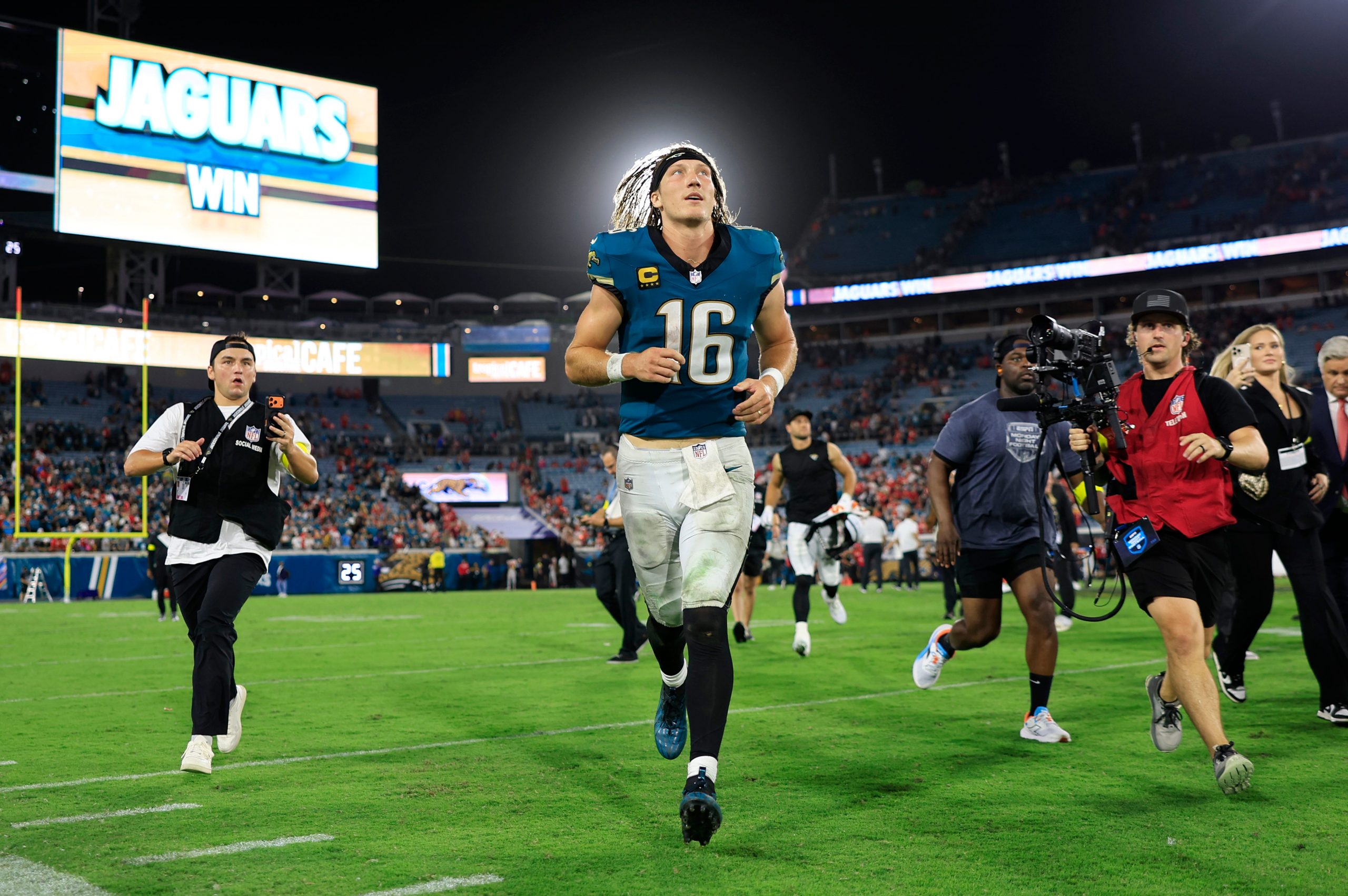 Florida Football Sunday: Jaguars, Bucs and Fins Set for Home Battles