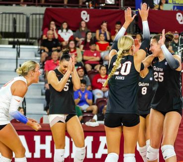Gators Volleyball Starts Conference Play with Ease