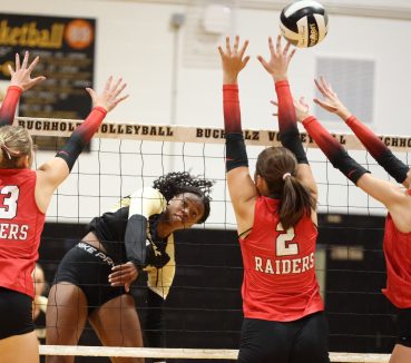 Santa Fe Volleyball Edges Past Gainesville in 5